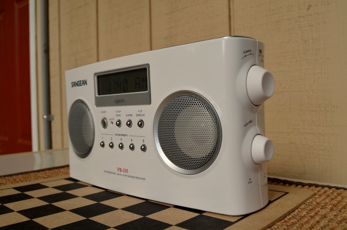 Sangean PR-D5 review: a portable AM/FM radio with a big AM antenna